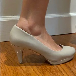 Tan Bandolino heels - Size 8.5